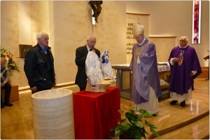 SANTUARIO BEATO CARLO: festa 60° anniversario alla presenza del Presidente della Fondazione e di S,E, Mons. Merisi , Silvio scopre la scultura donata. 
