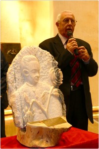 Silvio presenta la scultura che raffigura il Beato Carlo con la rosa simbolo dei Donatori di Organi e Tessuti.