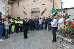 Collefracido 16-05-2015. Silvio presenta la scultura - dono al suo paese natale