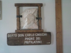 La scultura realizzata dall'Alpino Giorgio Bernasconi  è stata collocata nella Cappella post-terremoto.